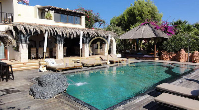 Великолепная вилла класса люкс с 12 спальнями - 200 метров от моря с выходом к морю на продажу, а также сдается в аренду, Ибица