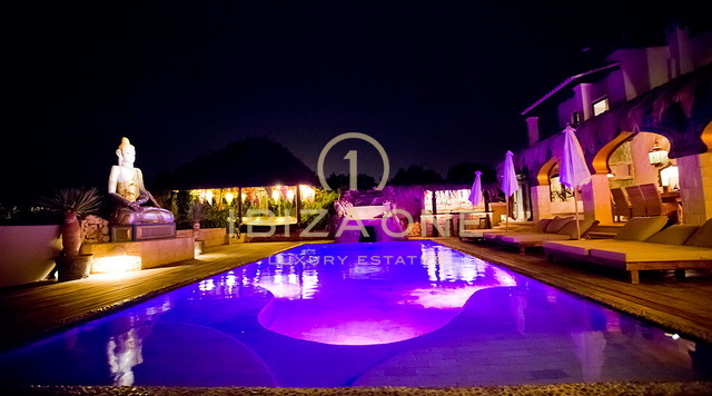 Spectaculaire luxe villa met 12 slaapkamers - 200 meter van de zee met toegang tot de zee te koop en de luxe villa is ook te huur, Ibiza