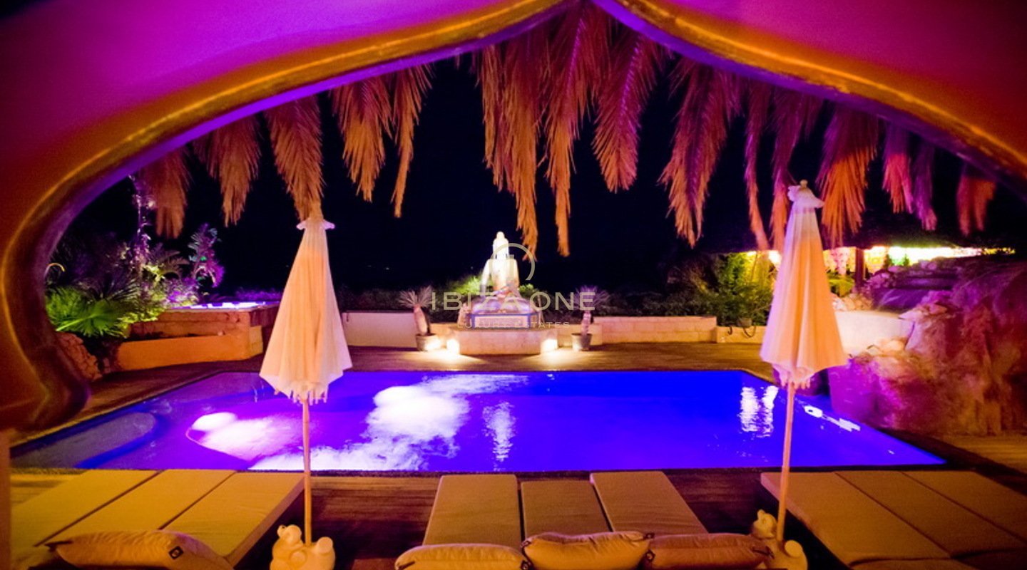 Spectaculaire luxe villa met 12 slaapkamers - 200 meter van de zee met toegang tot de zee te koop en de luxe villa is ook te huur, Ibiza