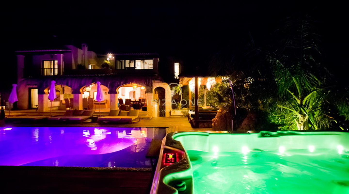 Spectaculaire villa de luxe de 12 chambres - à 200 mètres de la mer avec accès à la mer à vendre et la villa de luxe est également à louer, Ibiza