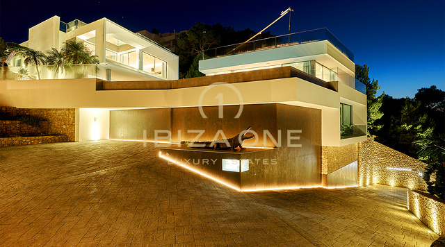 Dominio del horizonte de Ibiza: Villa de ultralujo con vistas panorámicas de 270° sobre Tagomago, Santa Eulària des Riu y el puerto deportivo en venta, Ibiza.