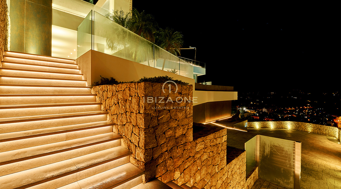 Dominio del horizonte de Ibiza: Villa de ultralujo con vistas panorámicas de 270° sobre Tagomago, Santa Eulària des Riu y el puerto deportivo en venta, Ibiza.