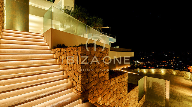 Ibiza-Skyline-Dominanz: Ultra-Luxusvilla mit 270°-Panoramablick auf Tagomago, Santa Eulària des Riu und den Yachthafen zu verkaufen, Ibiza