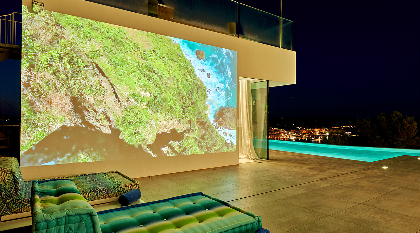 Ibiza Skyline Dominance: Ultra-luxe villa met 270° panoramisch uitzicht over Tagomago, Santa Eulària des Riu en de jachthaven te koop, Ibiza