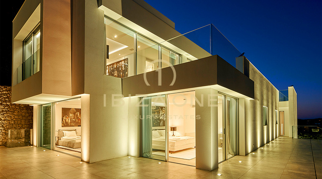 Ibiza-Skyline-Dominanz: Ultra-Luxusvilla mit 270°-Panoramablick auf Tagomago, Santa Eulària des Riu und den Yachthafen zu verkaufen, Ibiza
