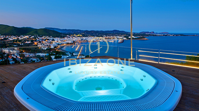 Ibiza-Skyline-Dominanz: Ultra-Luxusvilla mit 270°-Panoramablick auf Tagomago, Santa Eulària des Riu und den Yachthafen zu verkaufen, Ibiza