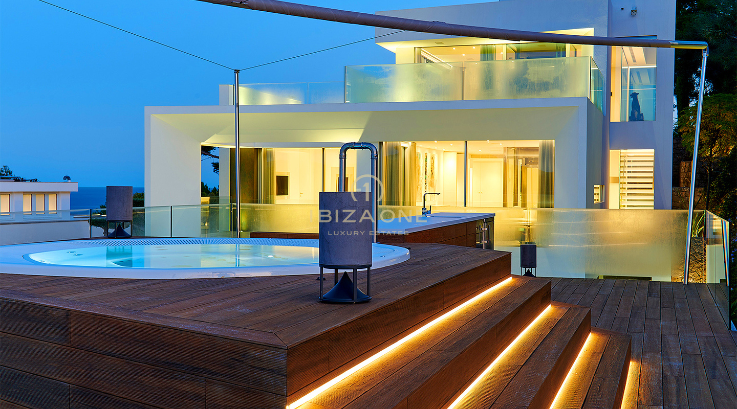 Dominio del horizonte de Ibiza: Villa de ultralujo con vistas panorámicas de 270° sobre Tagomago, Santa Eulària des Riu y el puerto deportivo en venta, Ibiza.