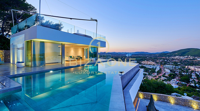 Ibiza-Skyline-Dominanz: Ultra-Luxusvilla mit 270°-Panoramablick auf Tagomago, Santa Eulària des Riu und den Yachthafen zu verkaufen, Ibiza