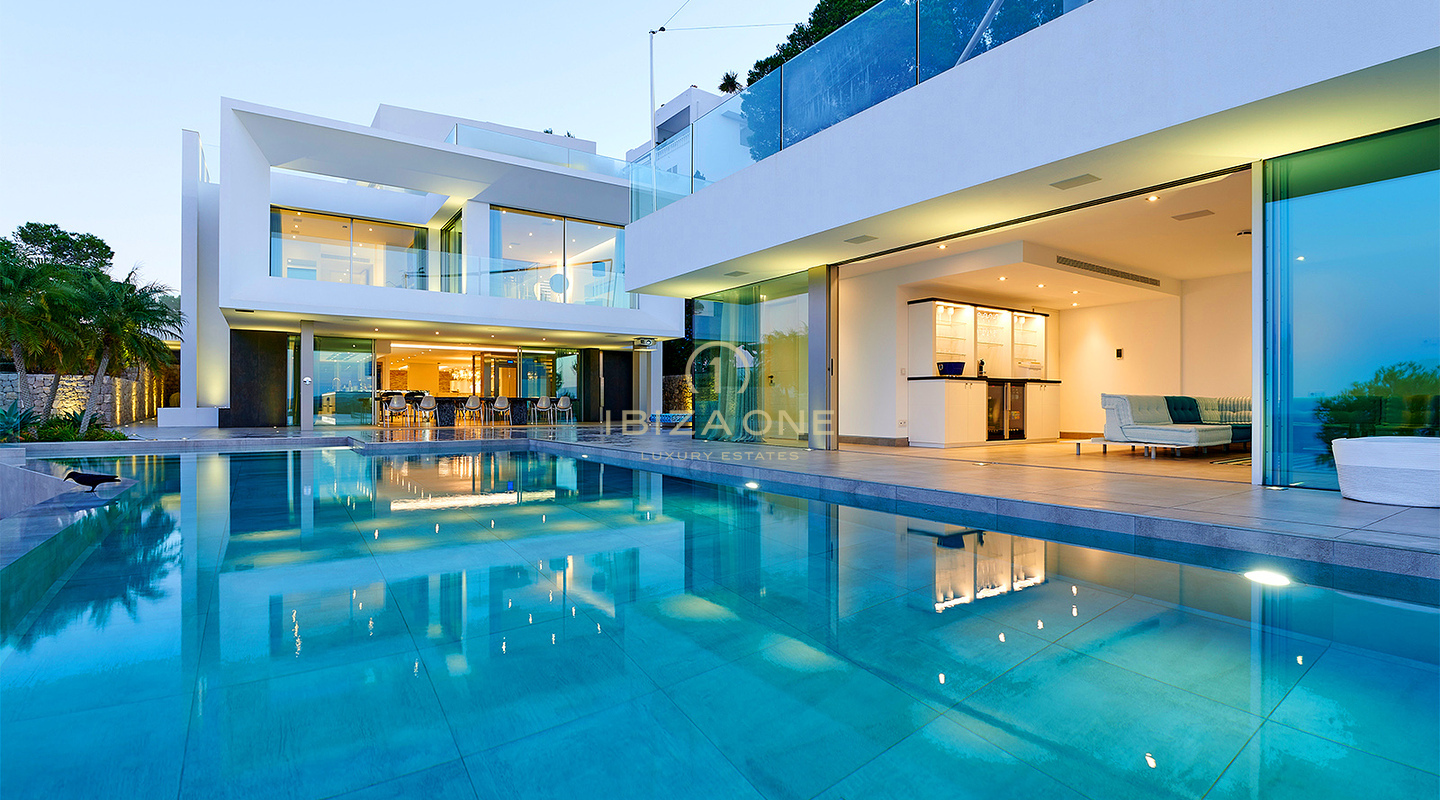 Ibiza-Skyline-Dominanz: Ultra-Luxusvilla mit 270°-Panoramablick auf Tagomago, Santa Eulària des Riu und den Yachthafen zu verkaufen, Ibiza