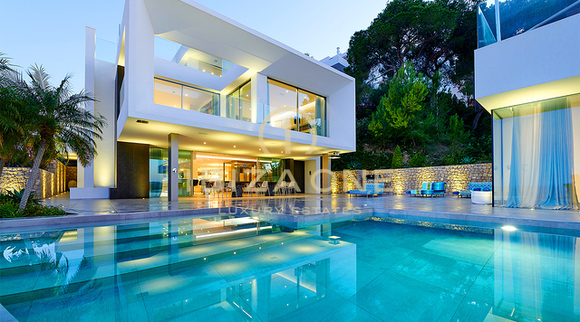 Ibiza-Skyline-Dominanz: Ultra-Luxusvilla mit 270°-Panoramablick auf Tagomago, Santa Eulària des Riu und den Yachthafen zu verkaufen, Ibiza