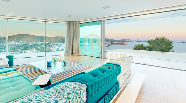 Dominez l'horizon d'Ibiza : villa ultra-luxueuse avec vue panoramique à 270° sur Tagomago, Santa Eulària des Riu et la marina, à vendre à Ibiza.