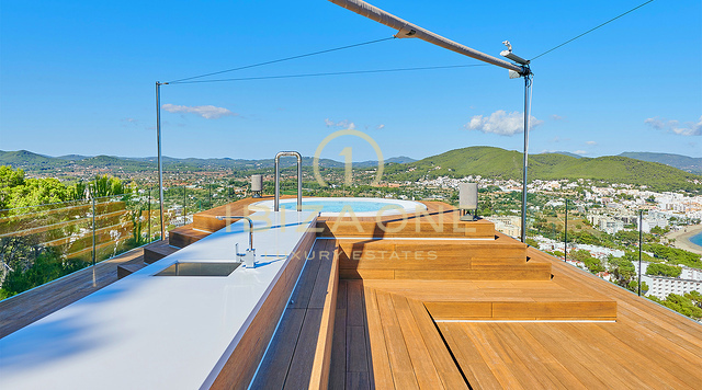 Ibiza-Skyline-Dominanz: Ultra-Luxusvilla mit 270°-Panoramablick auf Tagomago, Santa Eulària des Riu und den Yachthafen zu verkaufen, Ibiza