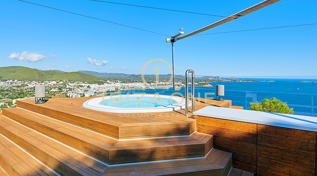 Ibiza-Skyline-Dominanz: Ultra-Luxusvilla mit 270°-Panoramablick auf Tagomago, Santa Eulària des Riu und den Yachthafen zu verkaufen, Ibiza