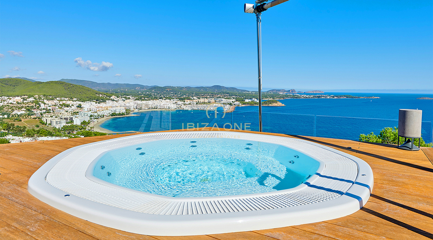 Ibiza-Skyline-Dominanz: Ultra-Luxusvilla mit 270°-Panoramablick auf Tagomago, Santa Eulària des Riu und den Yachthafen zu verkaufen, Ibiza