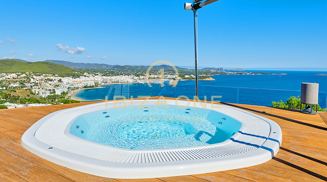 Dominez l'horizon d'Ibiza : villa ultra-luxueuse avec vue panoramique à 270° sur Tagomago, Santa Eulària des Riu et la marina, à vendre à Ibiza.
