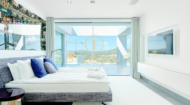 Ibiza-Skyline-Dominanz: Ultra-Luxusvilla mit 270°-Panoramablick auf Tagomago, Santa Eulària des Riu und den Yachthafen zu verkaufen, Ibiza