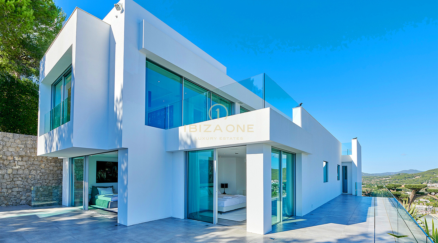Dominio del horizonte de Ibiza: Villa de ultralujo con vistas panorámicas de 270° sobre Tagomago, Santa Eulària des Riu y el puerto deportivo en venta, Ibiza.