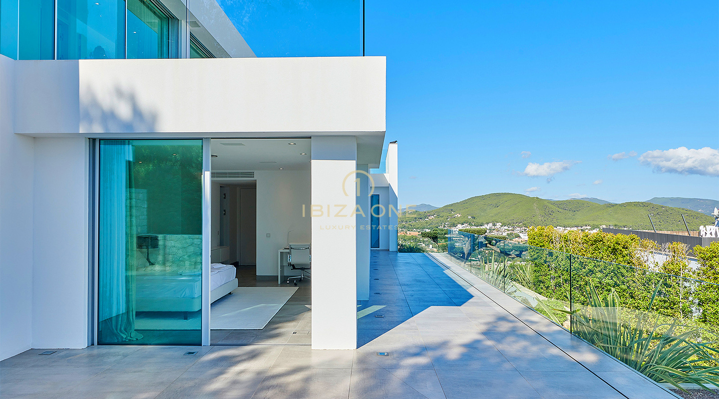 Dominio del horizonte de Ibiza: Villa de ultralujo con vistas panorámicas de 270° sobre Tagomago, Santa Eulària des Riu y el puerto deportivo en venta, Ibiza.