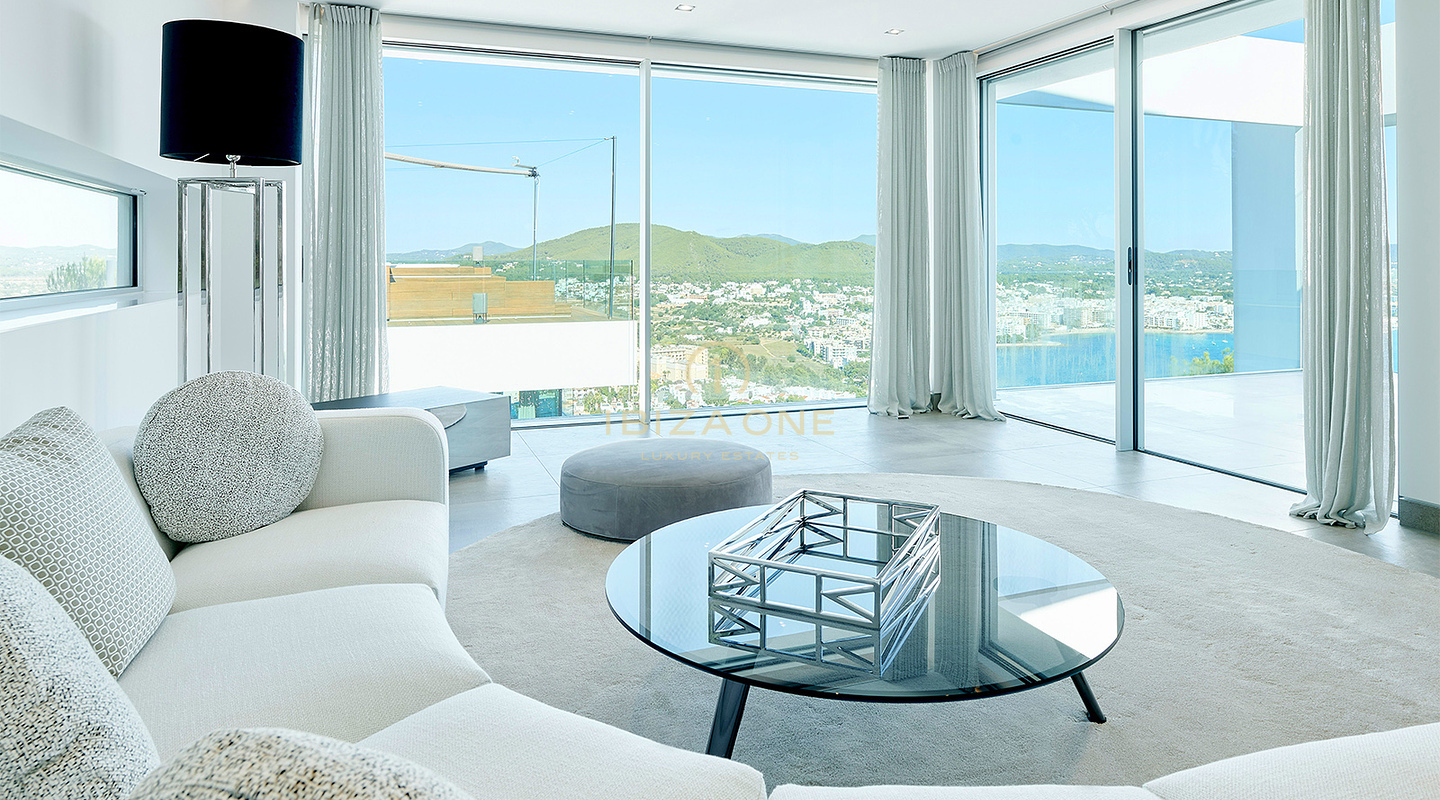 Ibiza-Skyline-Dominanz: Ultra-Luxusvilla mit 270°-Panoramablick auf Tagomago, Santa Eulària des Riu und den Yachthafen zu verkaufen, Ibiza