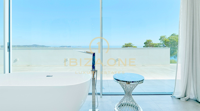 Ibiza Skyline Dominance: Ultra-luxe villa met 270° panoramisch uitzicht over Tagomago, Santa Eulària des Riu en de jachthaven te koop, Ibiza