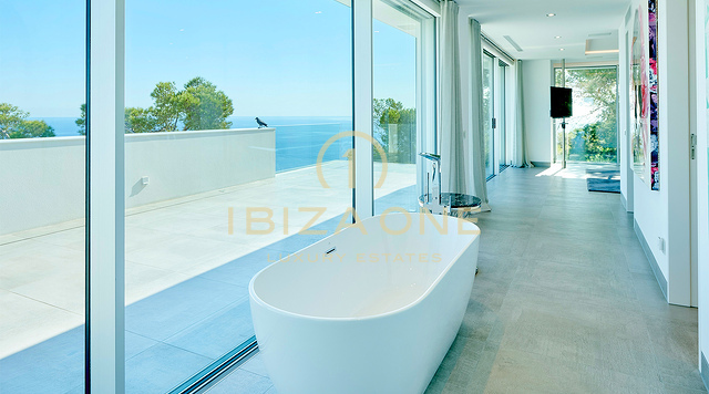 Ibiza Skyline Dominance: Ultra-luxe villa met 270° panoramisch uitzicht over Tagomago, Santa Eulària des Riu en de jachthaven te koop, Ibiza