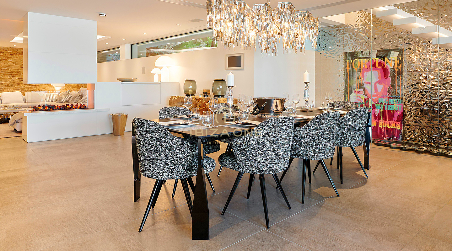 Dominio del horizonte de Ibiza: Villa de ultralujo con vistas panorámicas de 270° sobre Tagomago, Santa Eulària des Riu y el puerto deportivo en venta, Ibiza.