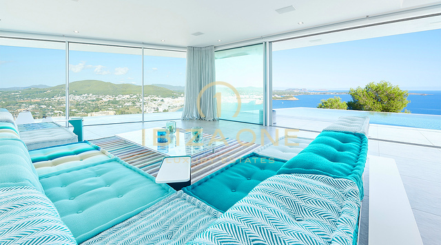 Ibiza Skyline Dominance: Ultra-luxe villa met 270° panoramisch uitzicht over Tagomago, Santa Eulària des Riu en de jachthaven te koop, Ibiza