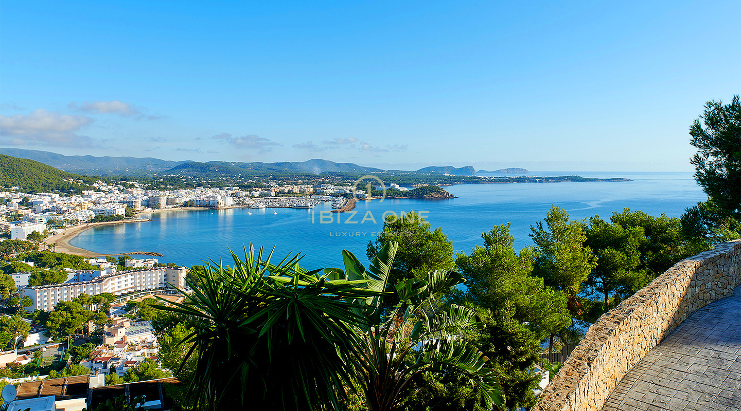 Ibiza-Skyline-Dominanz: Ultra-Luxusvilla mit 270°-Panoramablick auf Tagomago, Santa Eulària des Riu und den Yachthafen zu verkaufen, Ibiza