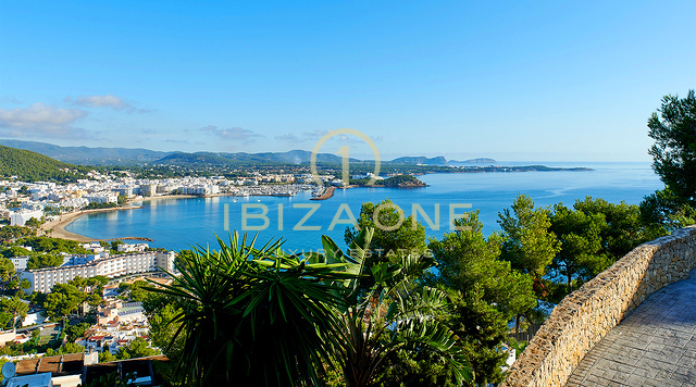 Ibiza-Skyline-Dominanz: Ultra-Luxusvilla mit 270°-Panoramablick auf Tagomago, Santa Eulària des Riu und den Yachthafen zu verkaufen, Ibiza