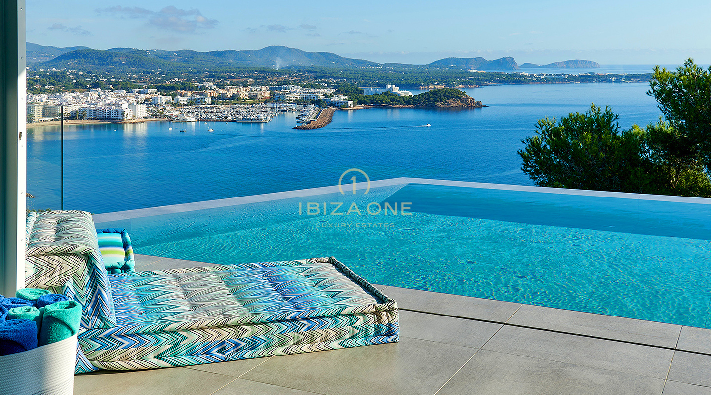 Ibiza-Skyline-Dominanz: Ultra-Luxusvilla mit 270°-Panoramablick auf Tagomago, Santa Eulària des Riu und den Yachthafen zu verkaufen, Ibiza