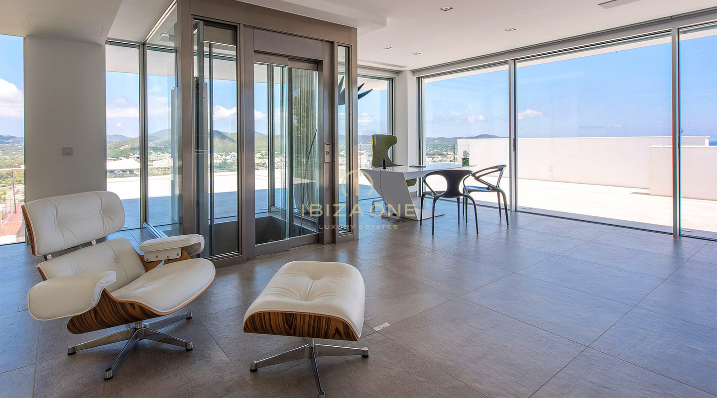 Dominio del horizonte de Ibiza: Villa de ultralujo con vistas panorámicas de 270° sobre Tagomago, Santa Eulària des Riu y el puerto deportivo en venta, Ibiza.
