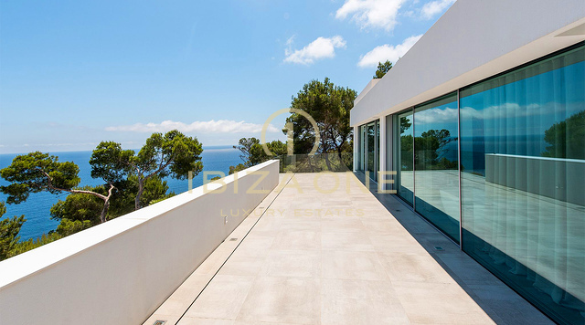 Ibiza-Skyline-Dominanz: Ultra-Luxusvilla mit 270°-Panoramablick auf Tagomago, Santa Eulària des Riu und den Yachthafen zu verkaufen, Ibiza