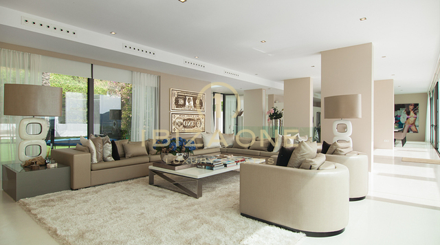 Moderne Luxusvilla in der Nähe von Ibiza-Stadt und den Yachthäfen mit atemberaubendem Meerblick. Die Luxusvilla steht zum Verkauf, Ibiza - Moderne Luxusvilla in der Nähe von Ibiza-Stadt und den Yachthäfen mit atemberaubendem Meerblick. Die Luxusvilla steht zur Miete, Ibiza