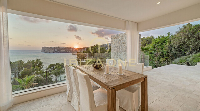 Ultramoderne luxe villa met prachtig uitzicht op zee op Mallorca te koop en te huur.