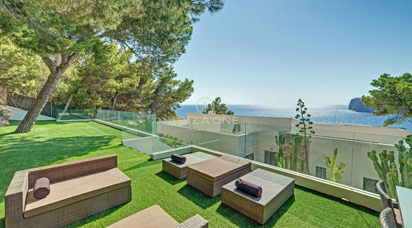 Ultramodern luxury villa with stunning sea views in Mallorca for sale and rent