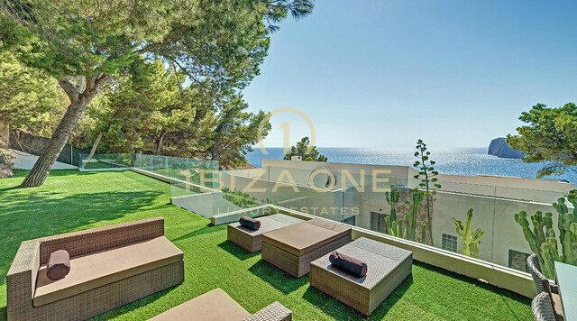 Villa de lujo ultramoderna con impresionantes vistas al mar en Mallorca, en venta y alquiler.