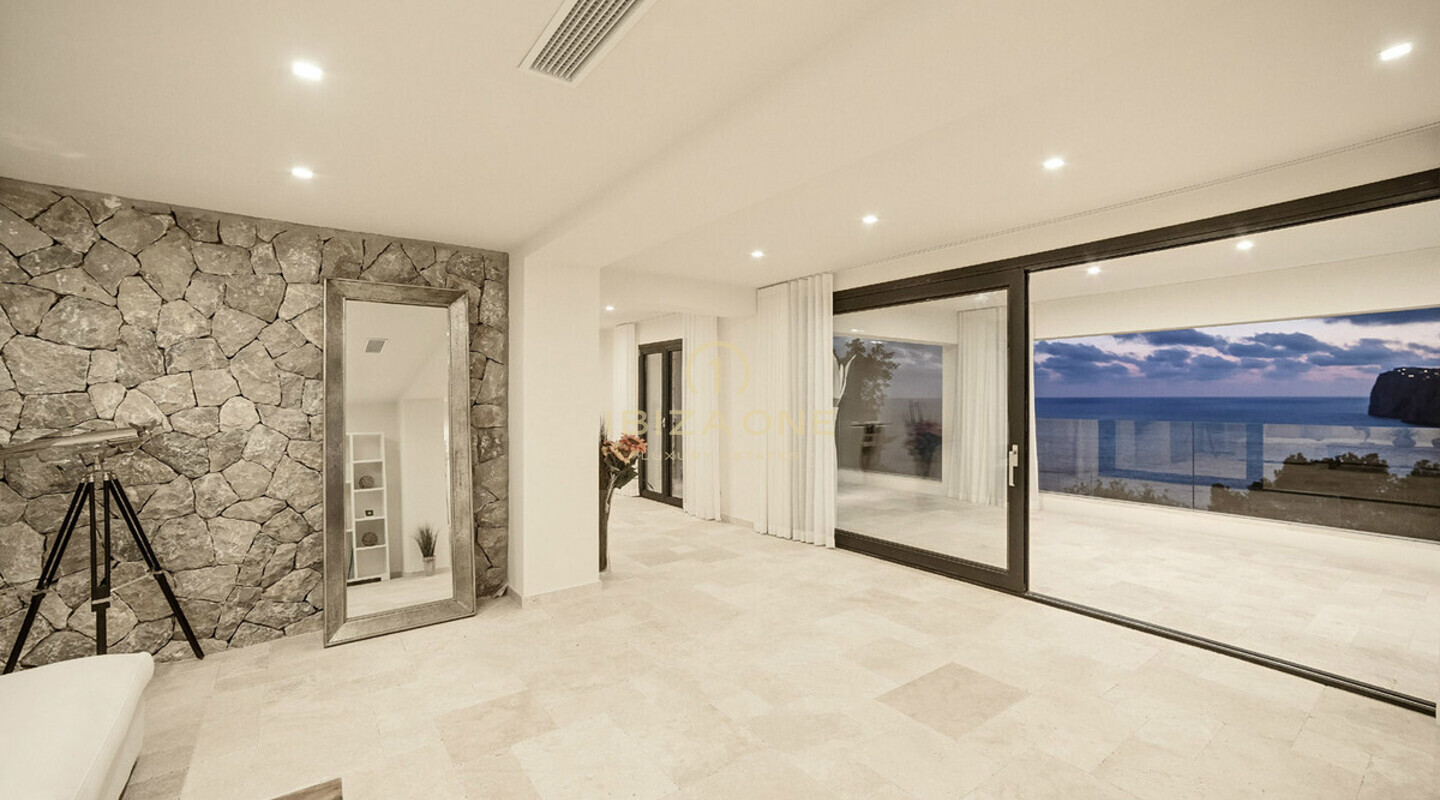 Ultramoderne luxe villa met prachtig uitzicht op zee op Mallorca te koop en te huur.