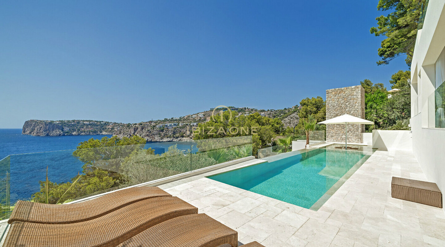 Villa de lujo ultramoderna con impresionantes vistas al mar en Mallorca, en venta y alquiler.