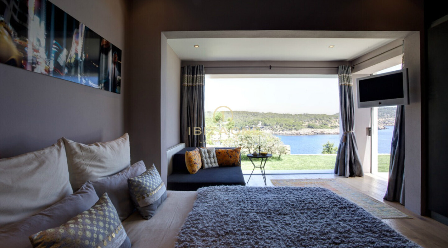 Moderne Luxusvilla in erster Meereslinie mit Meerzugang zu vermieten, Ibiza
