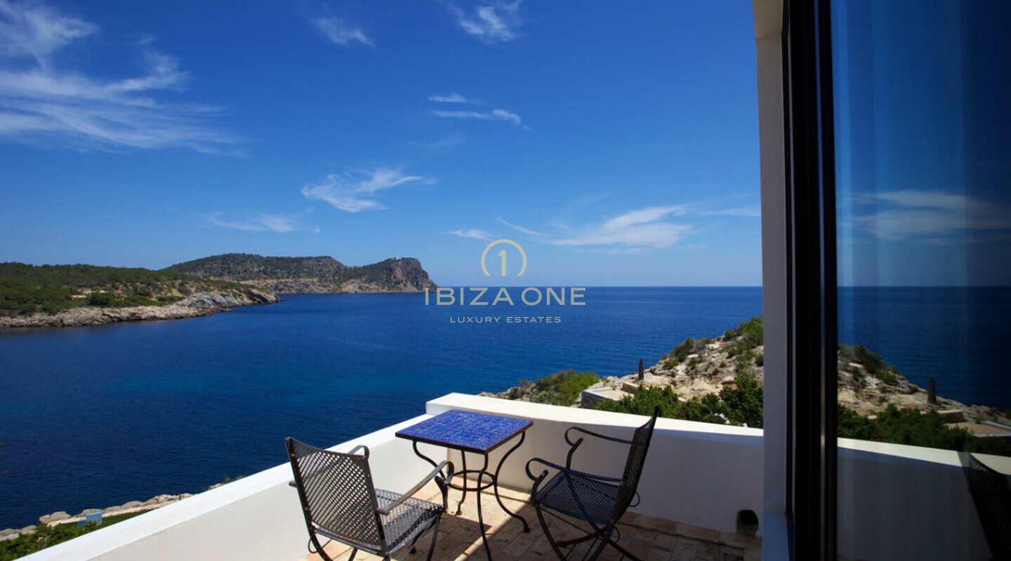 Moderne Luxusvilla in erster Meereslinie mit Meerzugang zu vermieten, Ibiza