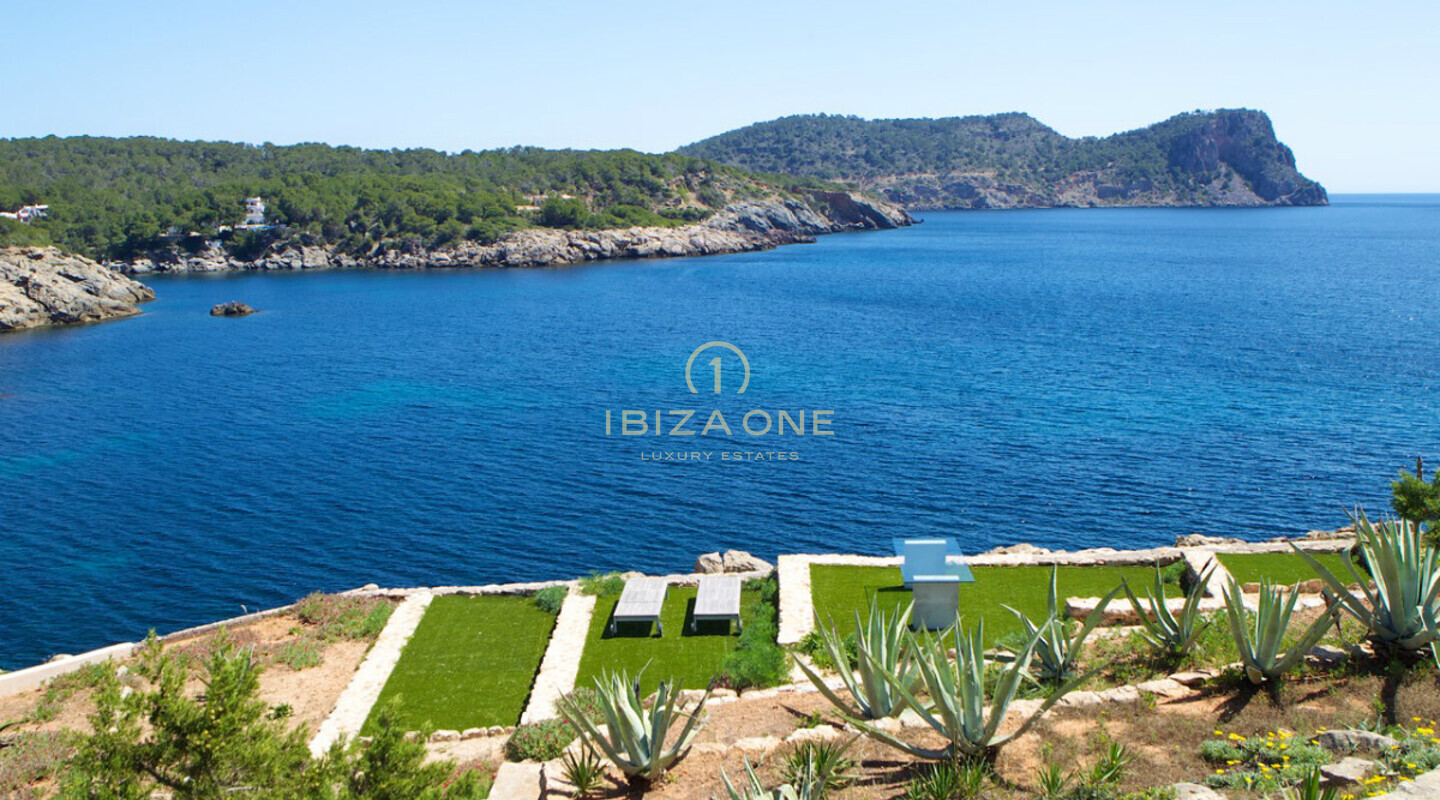 Moderne Luxusvilla in erster Meereslinie mit Meerzugang zu vermieten, Ibiza
