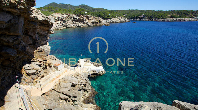 Moderna villa de lujo en primera línea de mar con acceso al mar en alquiler, Ibiza
