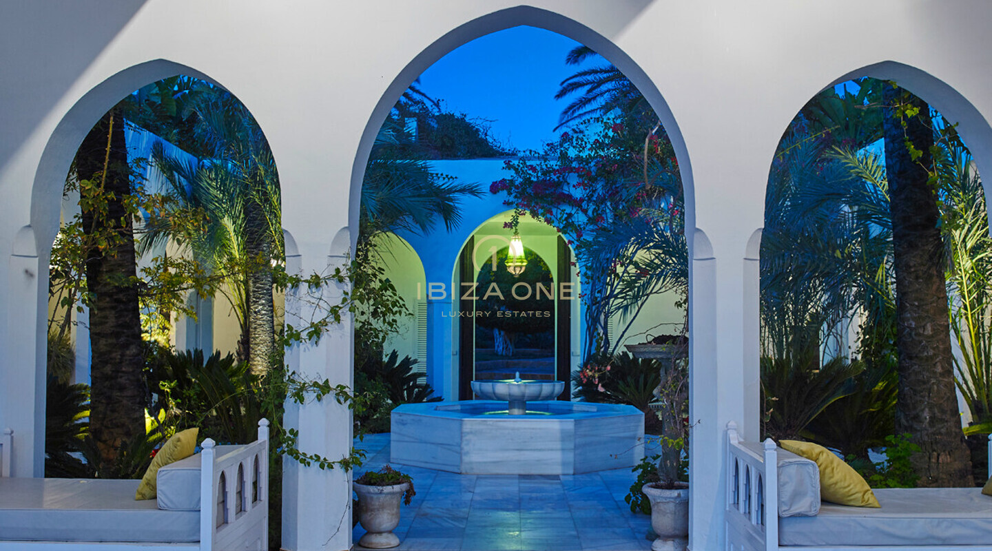 Villa de lujo de 1001 noches - casa en primera línea de mar en Es Vedra - villa en primera línea de mar Ibiza - primera línea de mar en Cala Carbo en alquiler, Ibiza