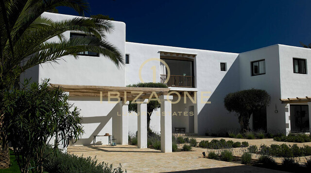 Espectacular propiedad en primera línea de mar en Blakstad en venta en Cala Pada, Ibiza