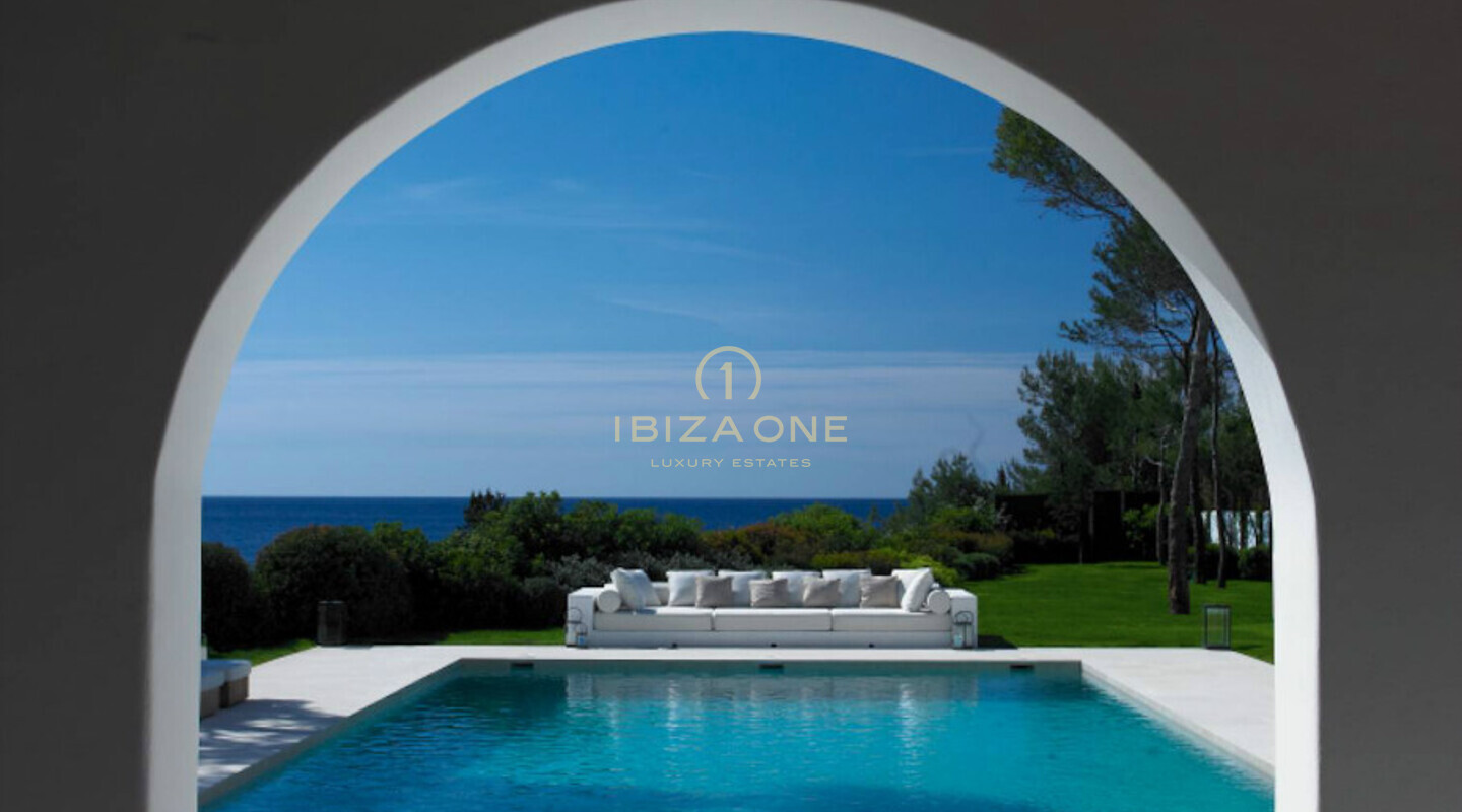 Spektakuläre Blakstad-Immobilie in erster Meereslinie zum Verkauf in Cala Pada, Ibiza