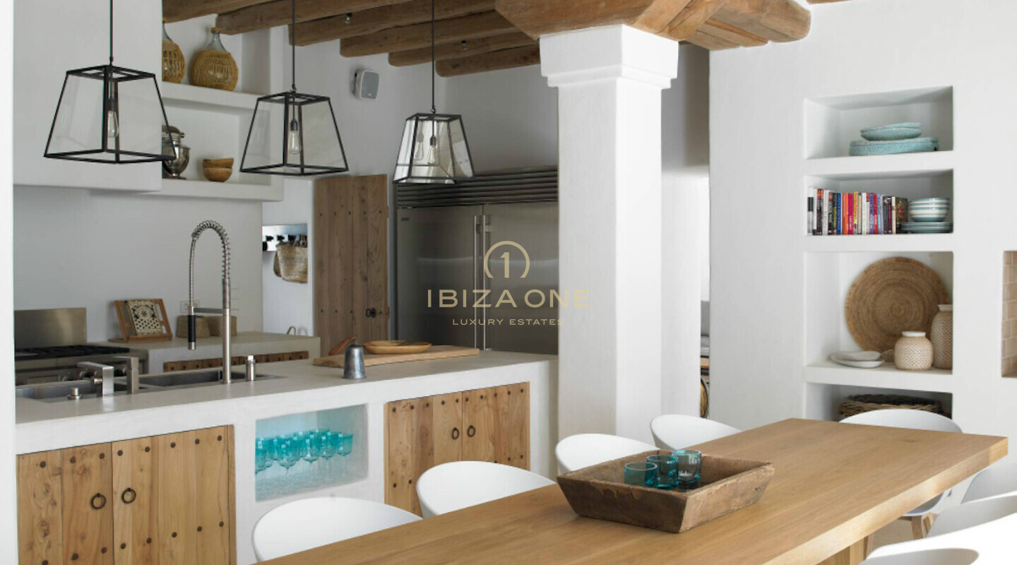 Spettacolare proprietà Blakstad in prima linea sul mare in vendita a Cala Pada, Ibiza