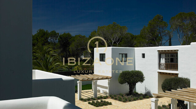Spektakuläre Blakstad-Immobilie in erster Meereslinie zum Verkauf in Cala Pada, Ibiza