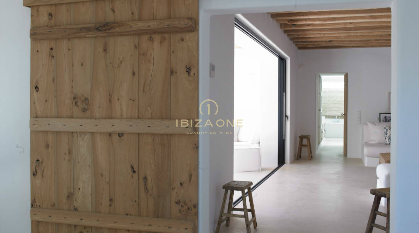 Spettacolare proprietà Blakstad in prima linea sul mare in vendita a Cala Pada, Ibiza