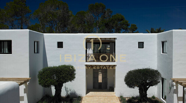 Spektakuläre Blakstad-Immobilie in erster Meereslinie zum Verkauf in Cala Pada, Ibiza