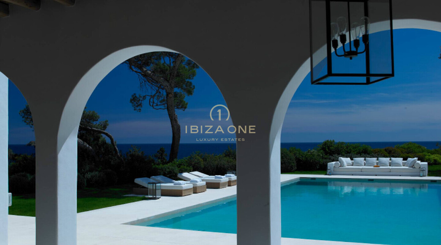 Spektakuläre Blakstad-Immobilie in erster Meereslinie zum Verkauf in Cala Pada, Ibiza